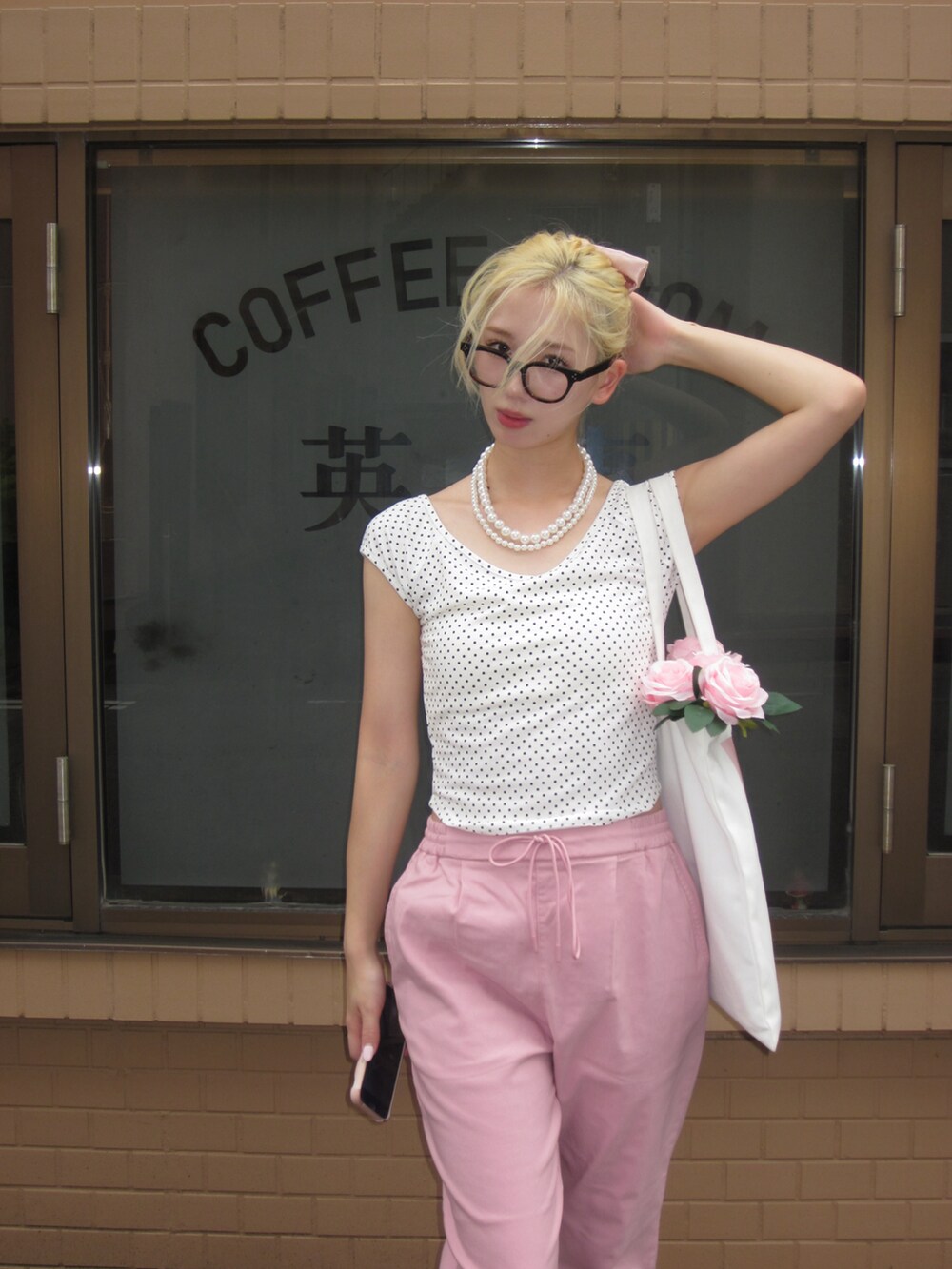 ホワイト系のTシャツ/カットソー、ピンク系のその他パンツ、ピンク系のバレエシューズを着用したレディースの夏コーディネートの2枚目の写真