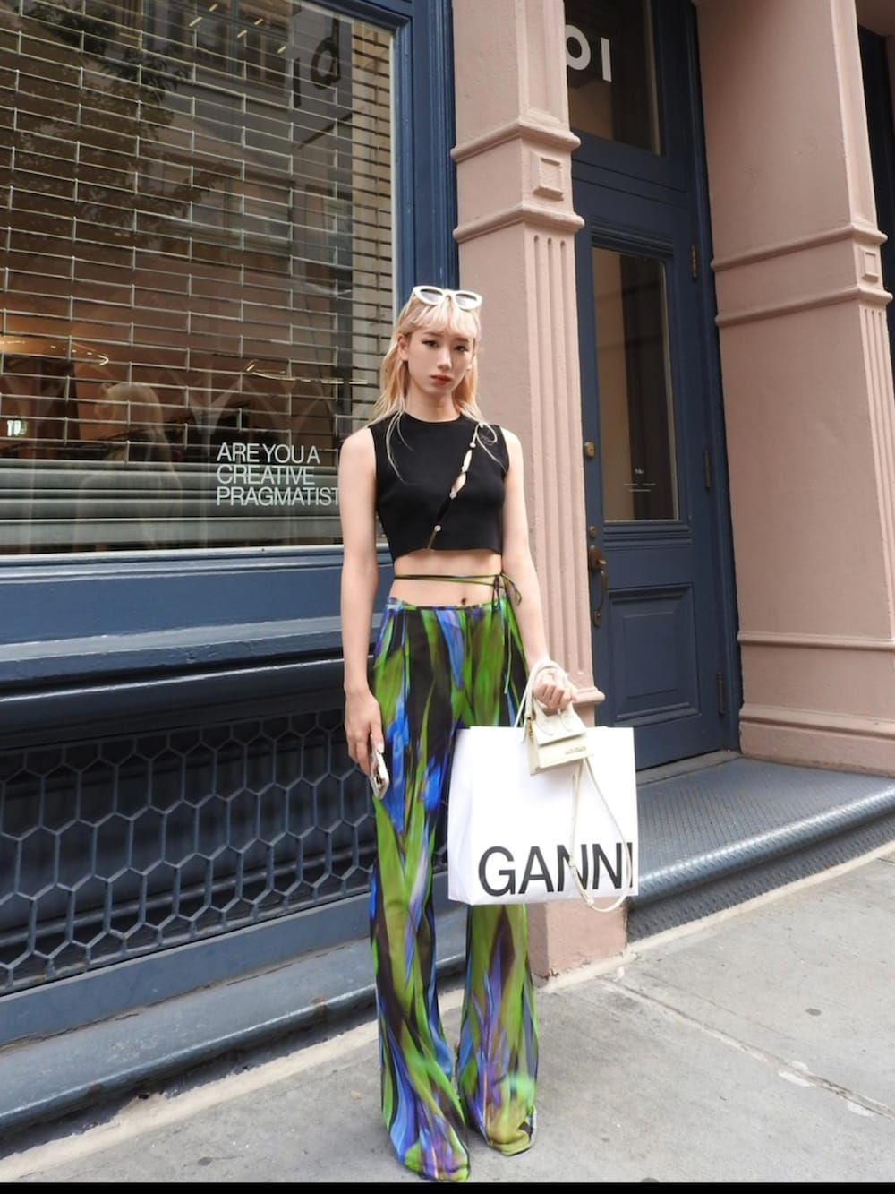 ブラック系のトップス、ブルー系のパンツ、その他のパンプスを着用したレディースの春コーディネートの2枚目の写真