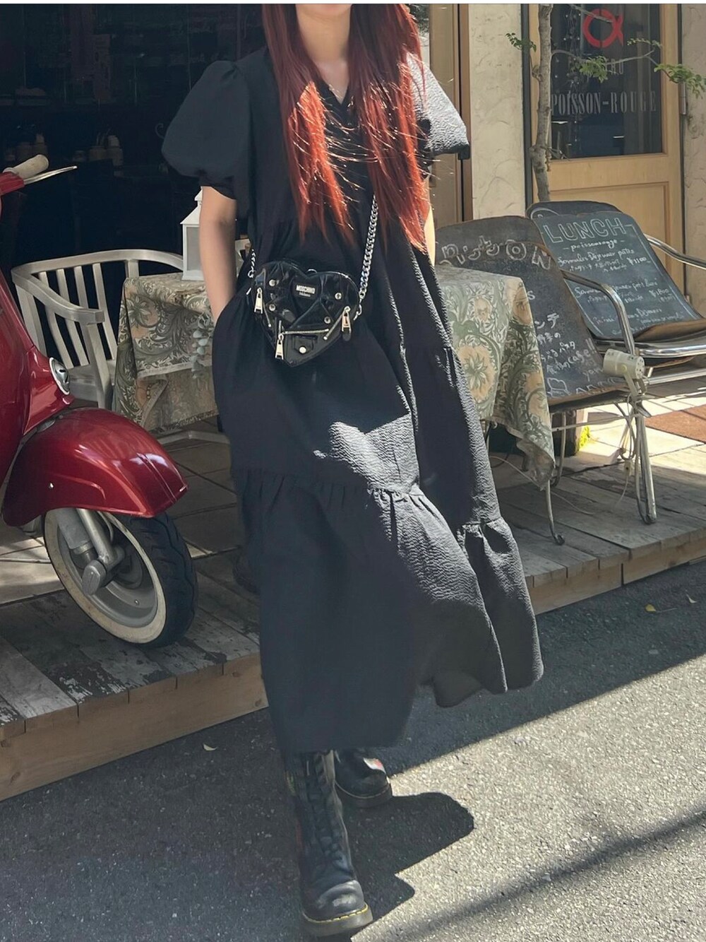 ブラック系のワンピース、ブラック系のブーツ、ブラック系のショルダーバッグを着用したレディースの秋コーディネートの2枚目の写真