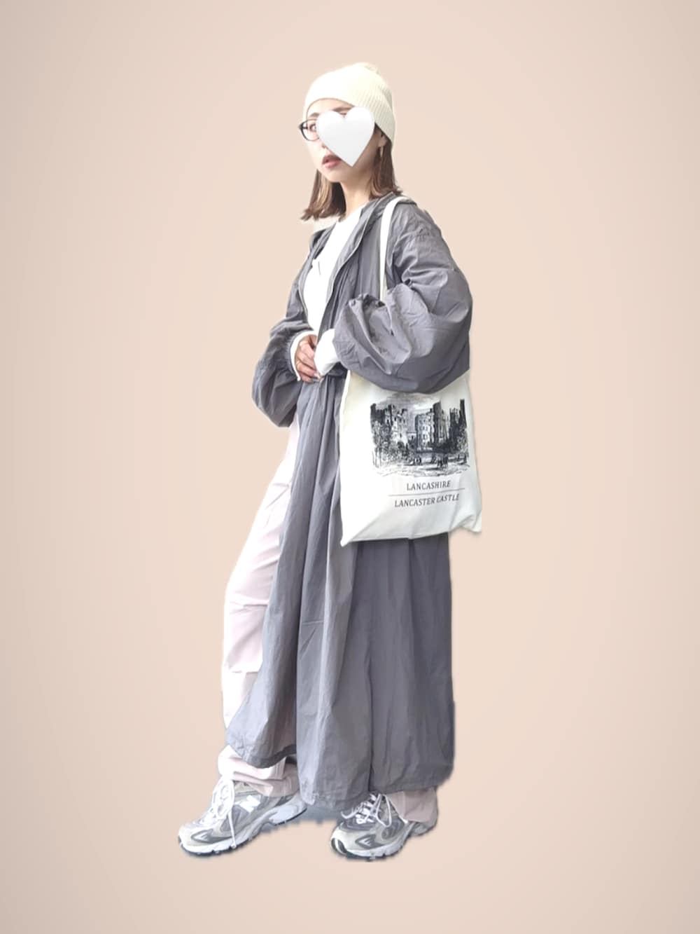 グレー系のスウェット、ブラック系のナイロンジャケット、ブラック系のボストンバッグを着用したレディースの春コーディネートの2枚目の写真