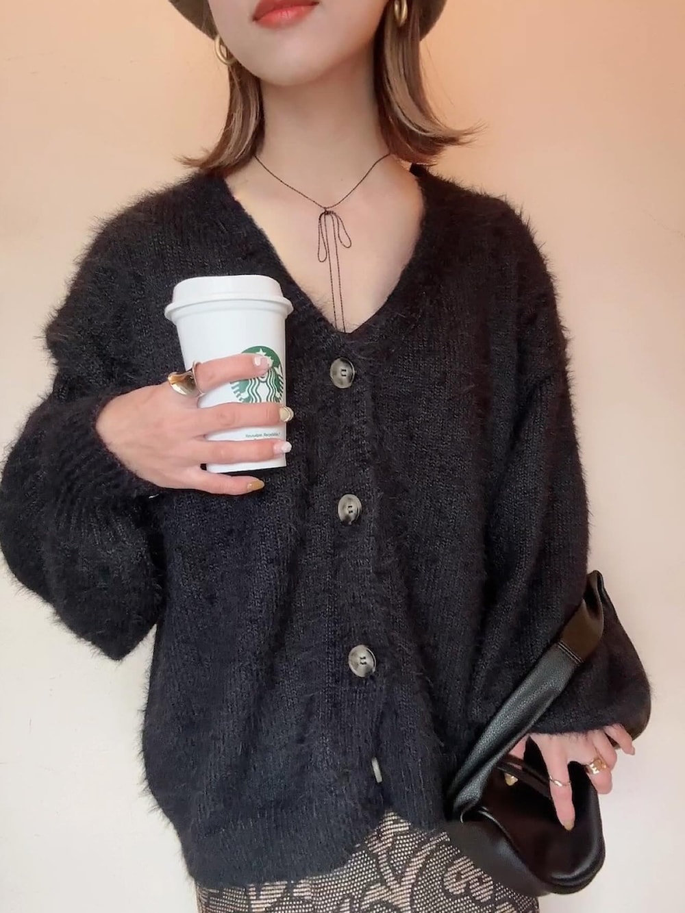 「冬を彩る色いろコーデ、マーメイドスカート、TODAYFUL、カーディガン、シャギーニット、ロングスカート、ハンドバッグ、ブーツ、オトナ女子、低身長コーデ、大人女子、チョーカー」｜「GOLDYのロング レングス リボン ネックレス（ネックレス、ブラック系）」を使った、emiko☆さん（レディース・155cm）の冬コーディネートの3枚目の写真