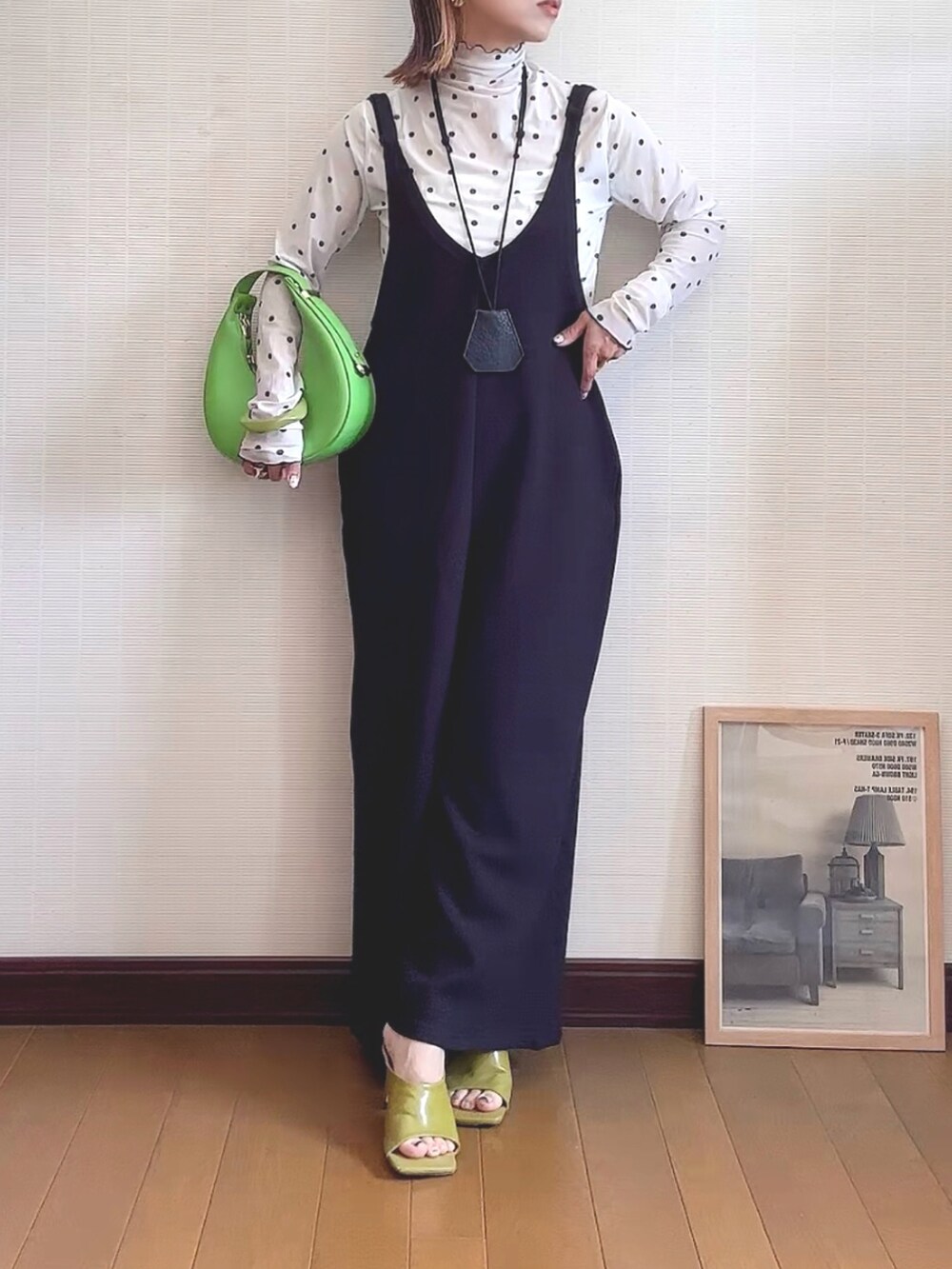 ホワイト系のTシャツ/カットソー、ブラック系のつなぎ/オールインワン、グリーン系のショルダーバッグを着用したレディースの春コーディネートの2枚目の写真