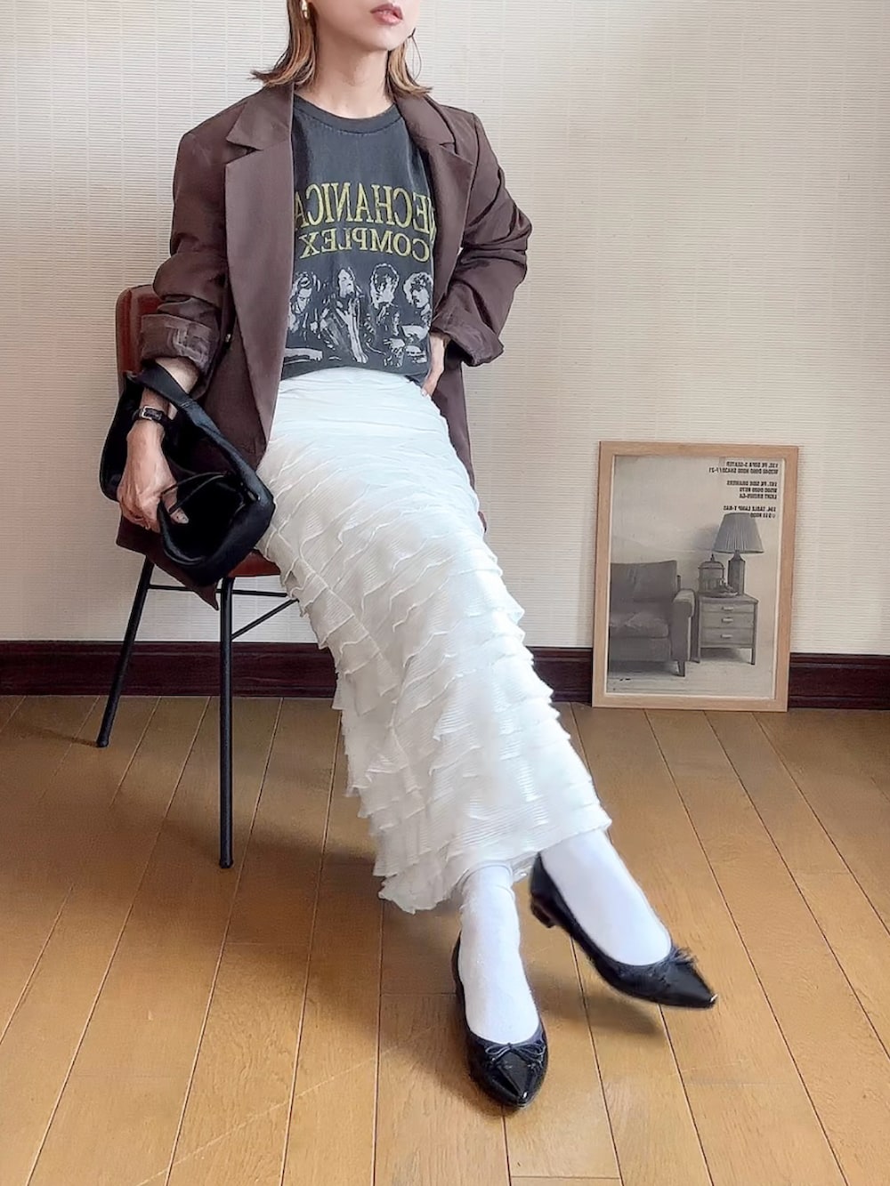 ブラウン系のテーラードジャケット、その他のTシャツ/カットソー、ブラック系のハンドバッグを着用したレディースの春コーディネートの2枚目の写真