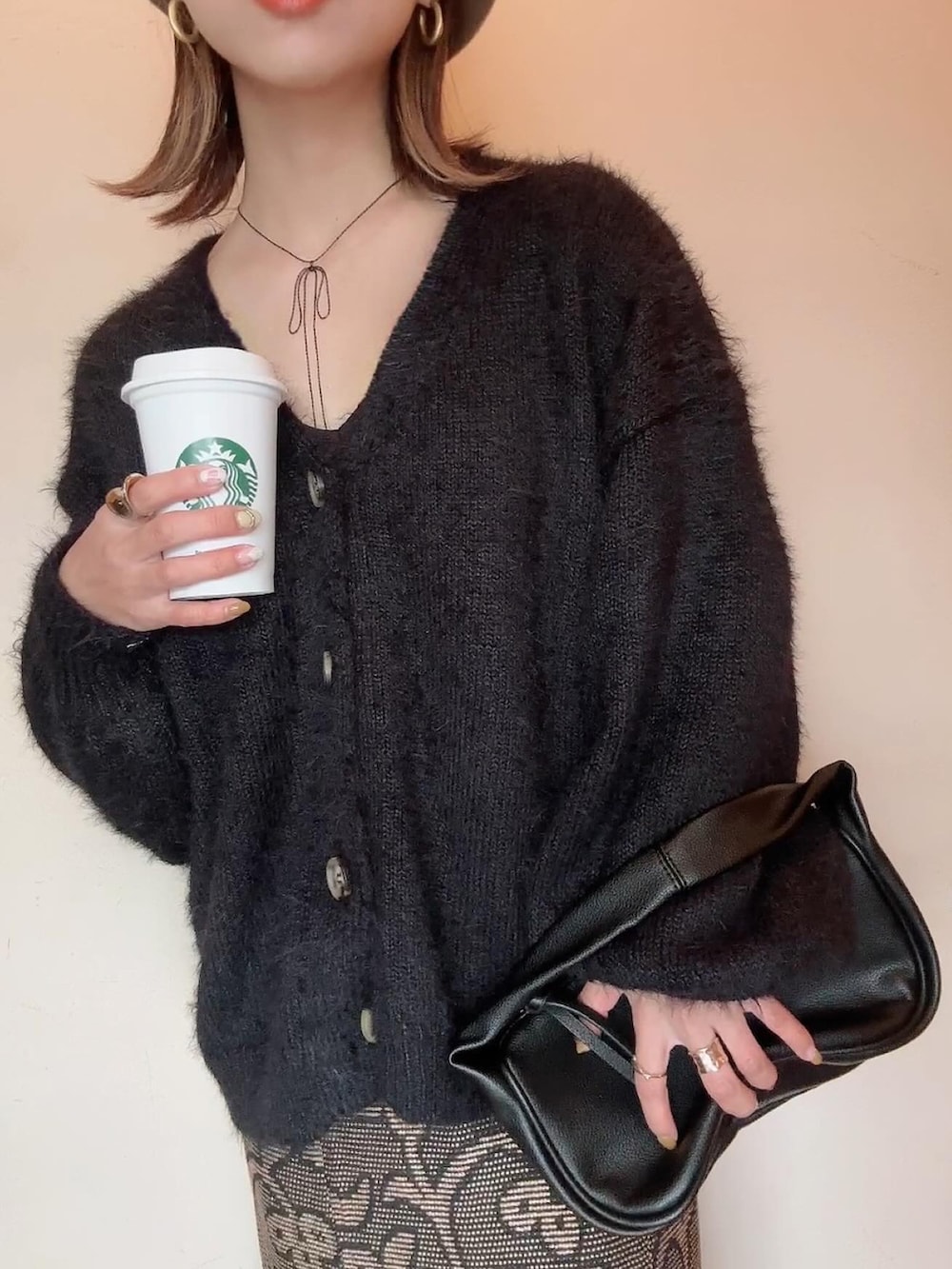 「冬を彩る色いろコーデ、マーメイドスカート、TODAYFUL、カーディガン、シャギーニット、ロングスカート、ハンドバッグ、ブーツ、オトナ女子、低身長コーデ、大人女子、チョーカー」｜「GOLDYのロング レングス リボン ネックレス（ネックレス、ブラック系）」を使った、emiko☆さん（レディース・155cm）の冬コーディネートの2枚目の写真