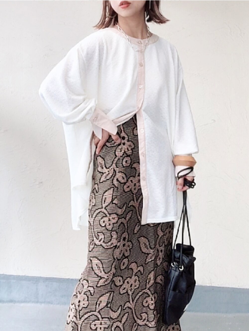 ホワイト系のシャツ/ブラウス、ブラック系のスカート、ブラック系のショルダーバッグを着用したレディースの秋コーディネートの3枚目の写真