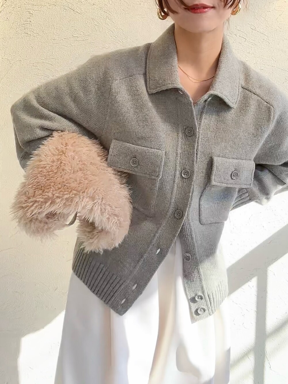 グリーン系のジャケット/アウター、ベージュ系のトートバッグ、ホワイト系のその他パンツを着用したレディースの秋コーディネートの2枚目の写真