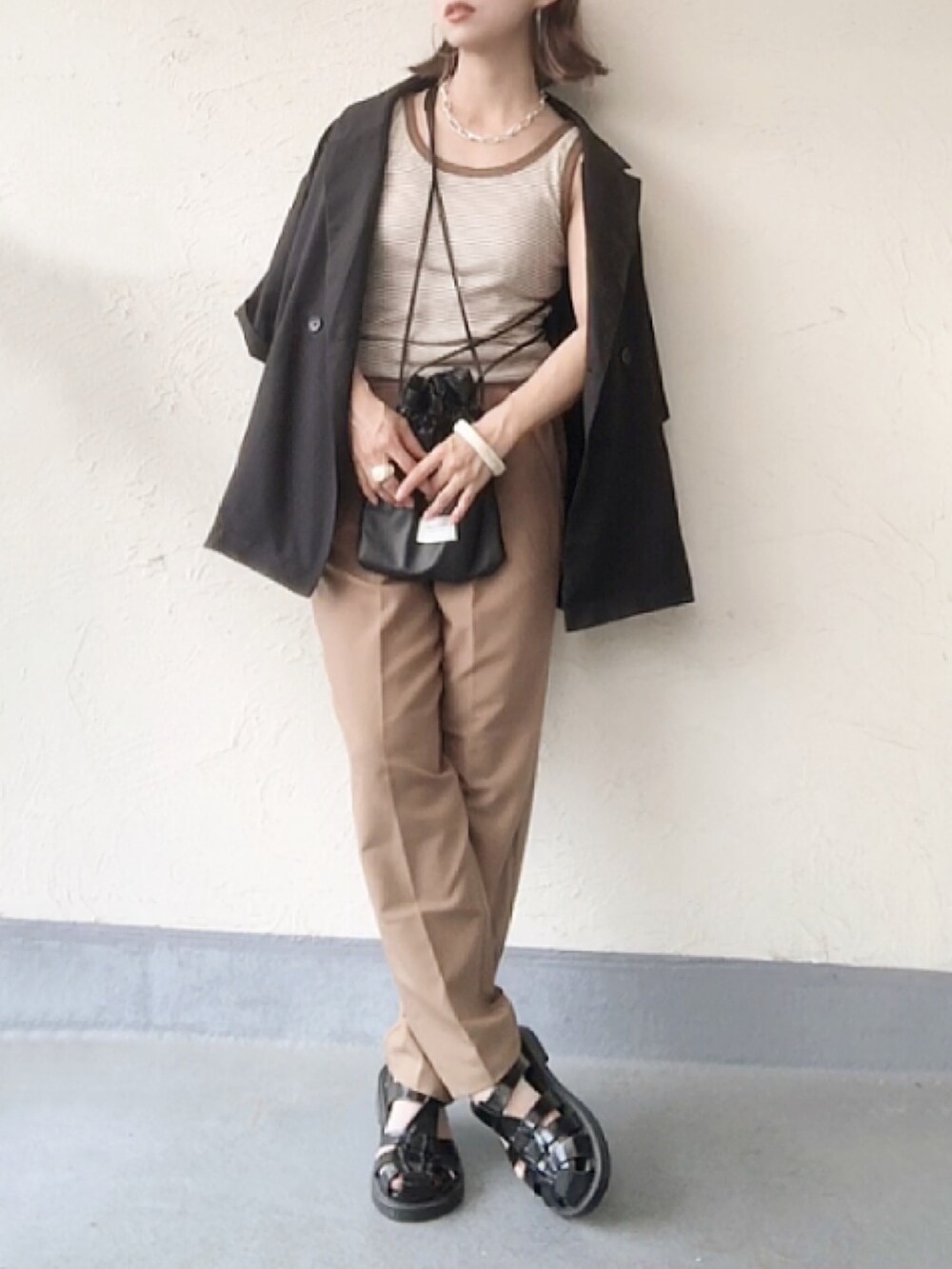 ブラック系のシャツ/ブラウス、ブラック系のショルダーバッグ、ブラウン系のその他パンツを着用したレディースの夏コーディネートの3枚目の写真