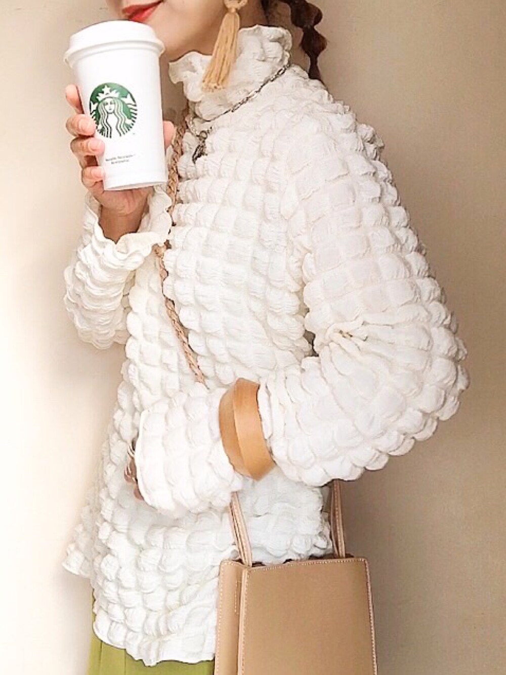 ホワイト系のTシャツ/カットソー、ベージュ系のショルダーバッグ、グリーン系のスカートを着用したレディースの秋コーディネートの2枚目の写真