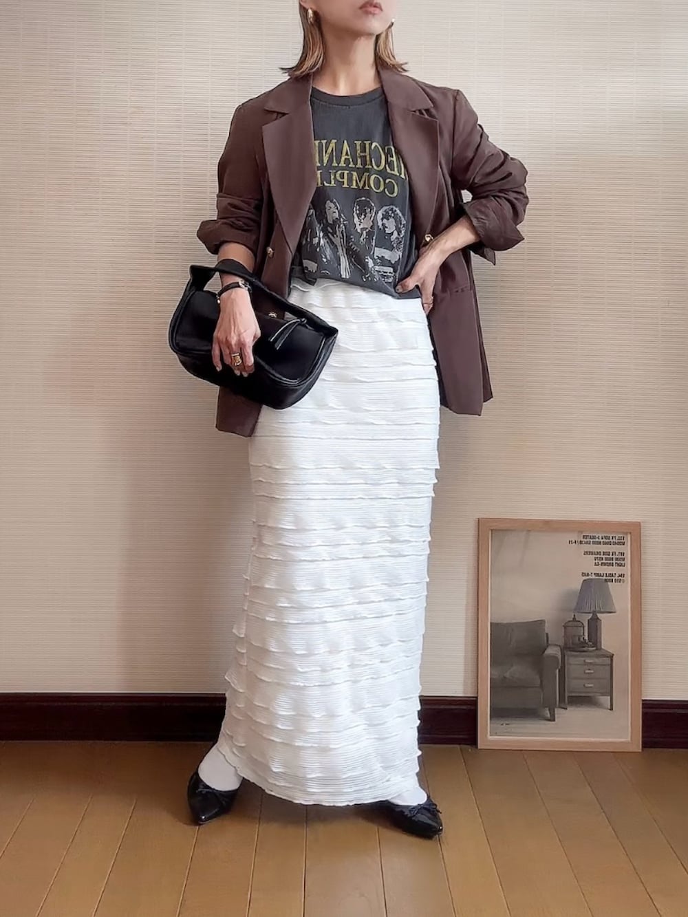 ブラウン系のテーラードジャケット、その他のTシャツ/カットソー、ブラック系のハンドバッグを着用したレディースの春コーディネートの3枚目の写真