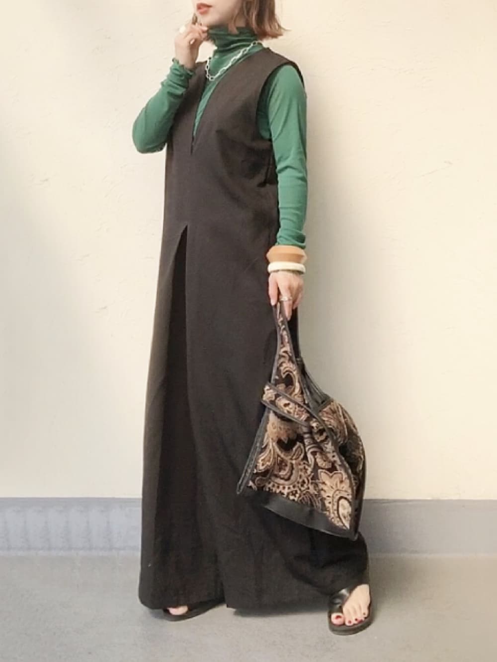 グリーン系のTシャツ/カットソー、ブラック系のサロペット/オーバーオール、ブラック系のトートバッグを着用したレディースの夏コーディネートの2枚目の写真