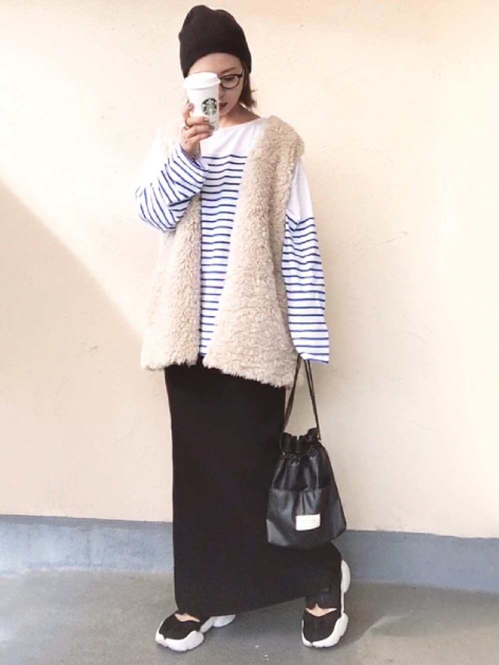 ベージュ系のその他アウター、ブルー系のTシャツ/カットソー、ブラック系のスカートを着用したレディースの秋コーディネートの2枚目の写真