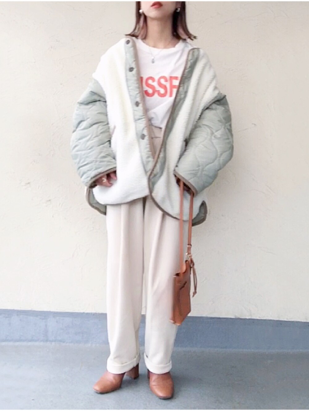 ホワイト系のTシャツ/カットソー、ホワイト系のノーカラージャケット、ブラウン系のショルダーバッグを着用したレディースの秋コーディネートの3枚目の写真