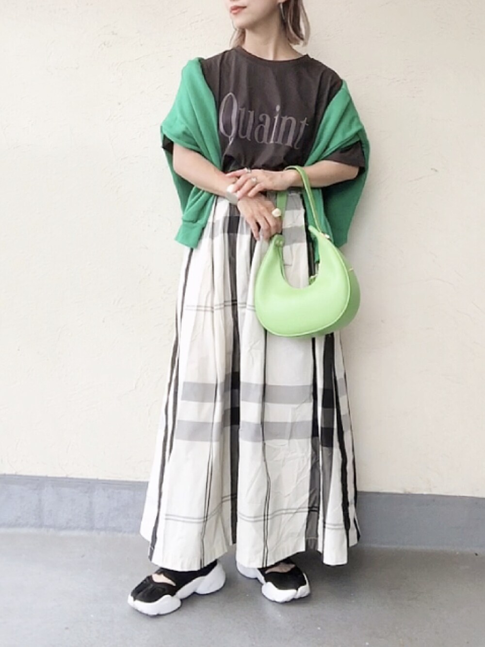 グレー系のTシャツ/カットソー、ホワイト系のスカート、グリーン系のショルダーバッグを着用したレディースの夏コーディネートの2枚目の写真