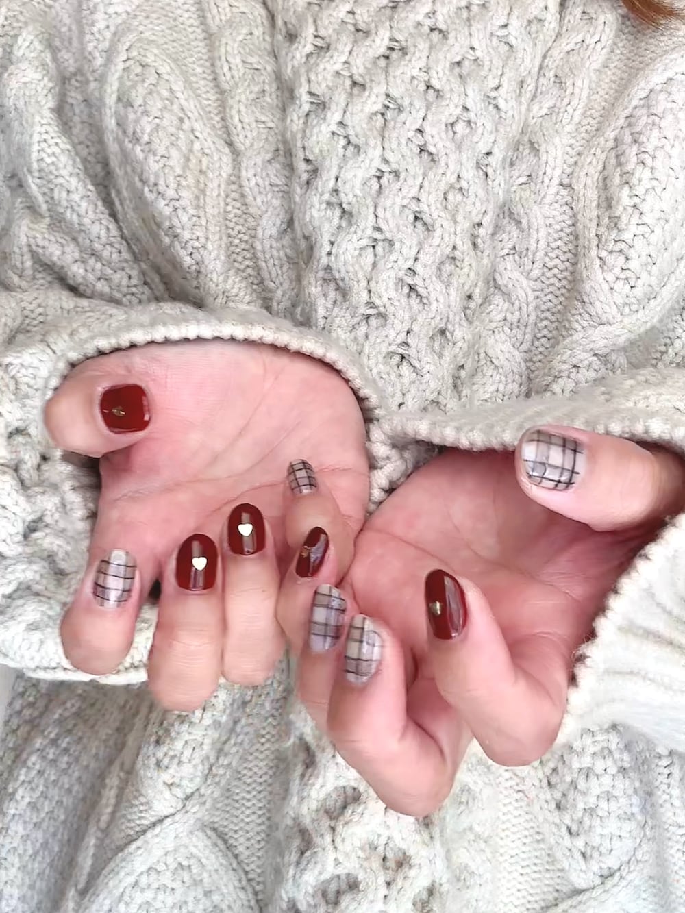 ホワイト系のニット/セーター、レッド系のその他を着用したレディースの秋コーディネートの2枚目の写真