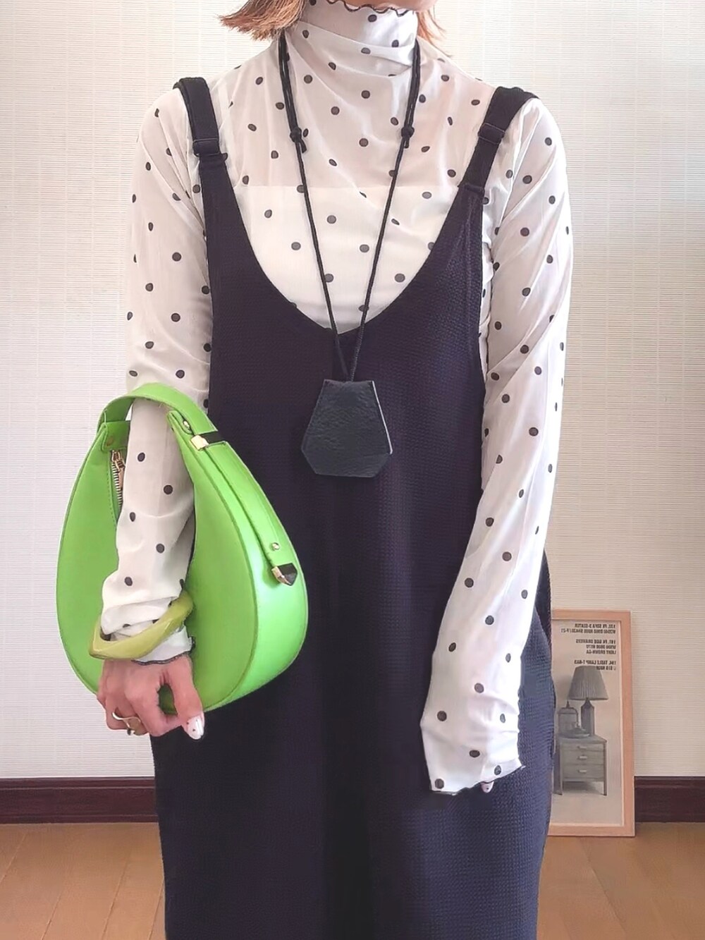 ホワイト系のTシャツ/カットソー、ブラック系のつなぎ/オールインワン、グリーン系のショルダーバッグを着用したレディースの春コーディネートの3枚目の写真