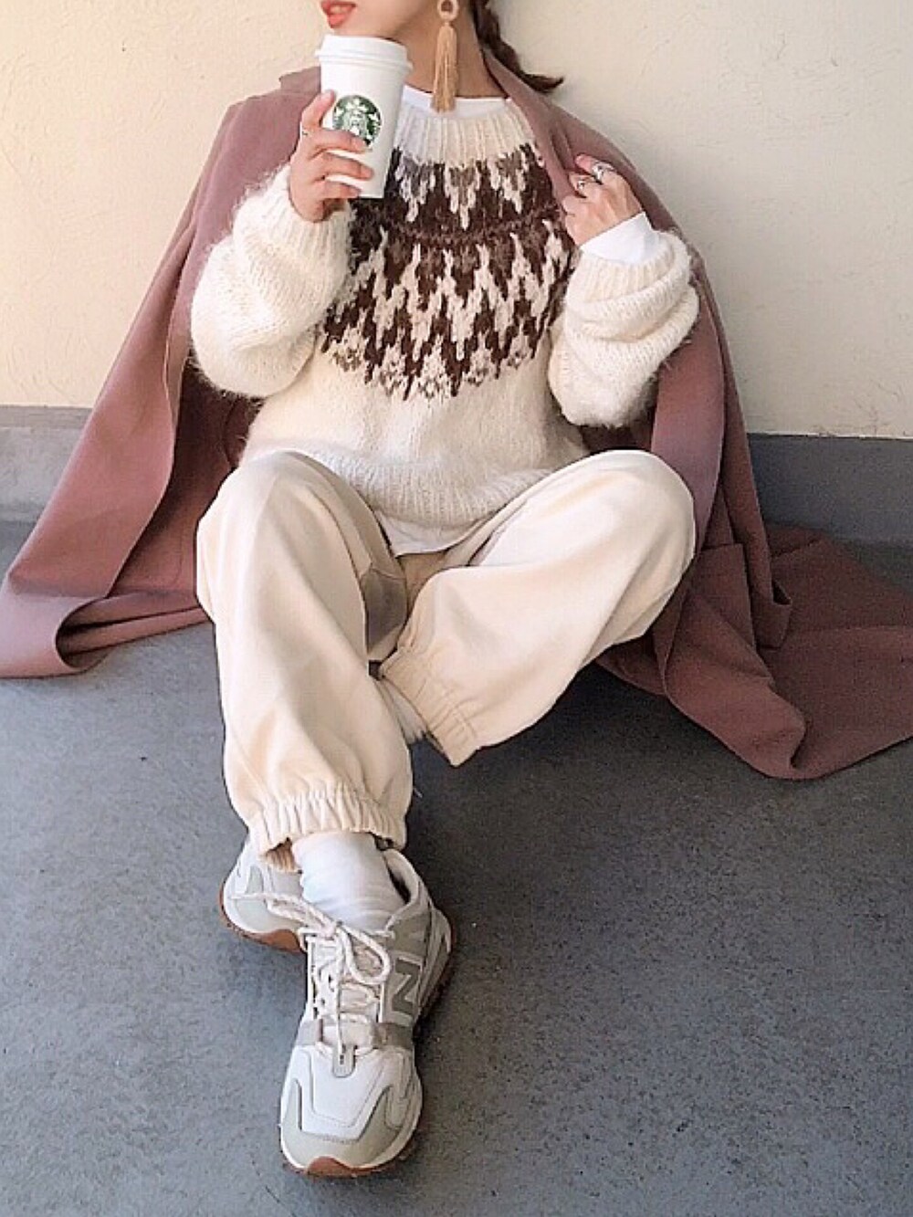 ホワイト系のニット/セーター、ブラウン系のその他アウター、ホワイト系のパンツを着用したレディースの冬コーディネートの2枚目の写真