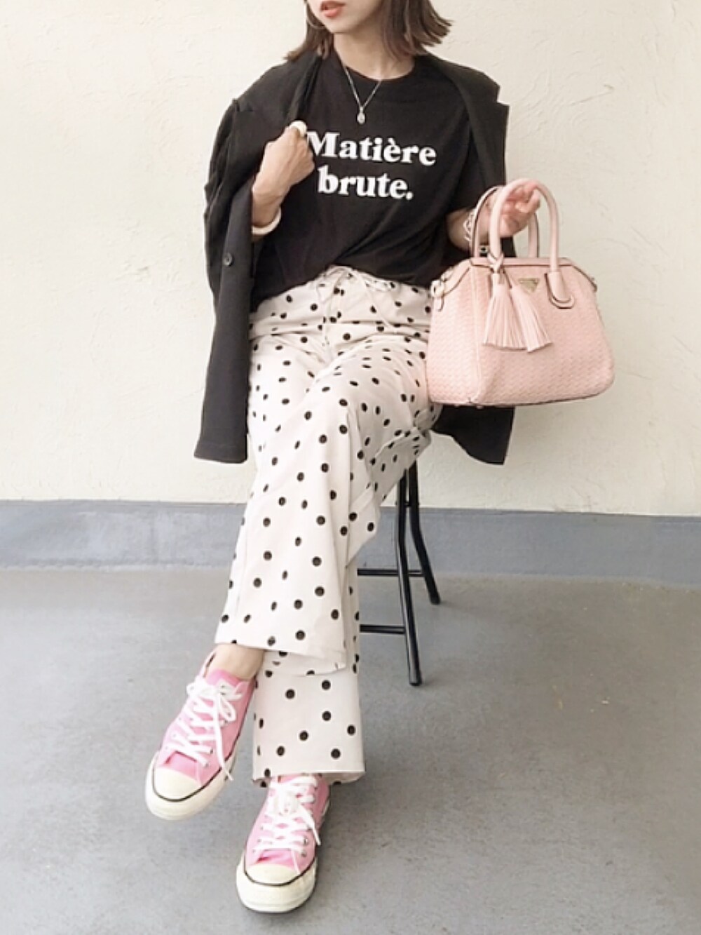 ブラック系のTシャツ/カットソー、ブラック系のシャツ/ブラウス、ピンク系のハンドバッグを着用したレディースの夏コーディネートの3枚目の写真