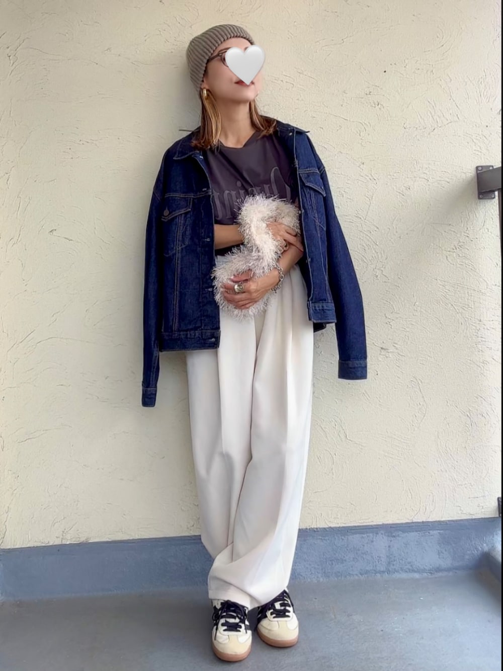 ブルー系のデニムジャケット、グレー系のTシャツ/カットソー、ホワイト系のハンドバッグを着用したレディースの秋コーディネートの2枚目の写真