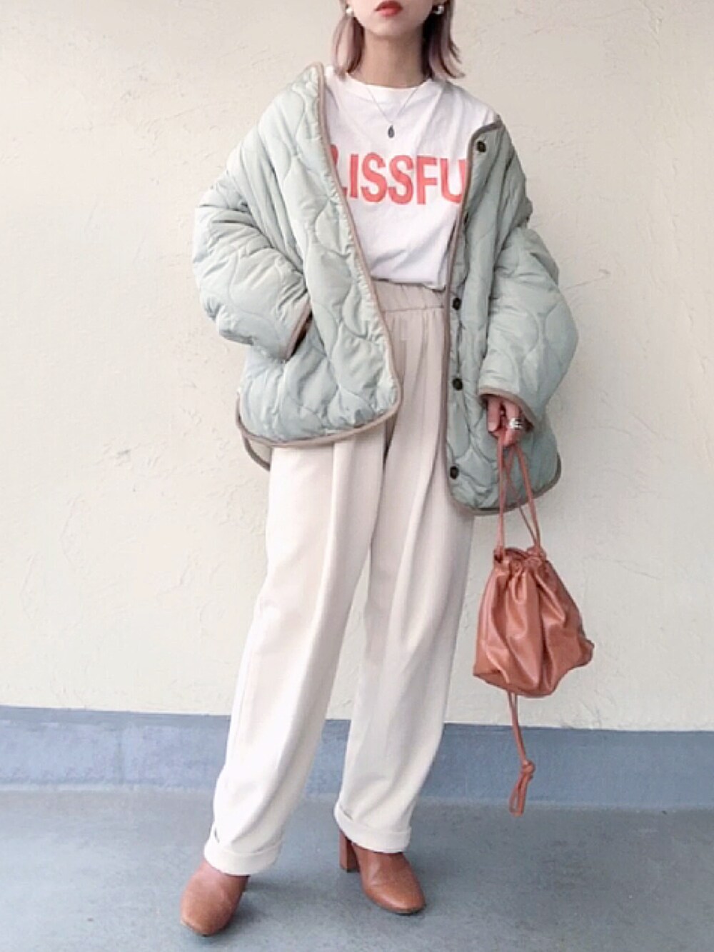 ホワイト系のTシャツ/カットソー、ホワイト系のノーカラージャケット、ブラウン系のショルダーバッグを着用したレディースの秋コーディネートの2枚目の写真