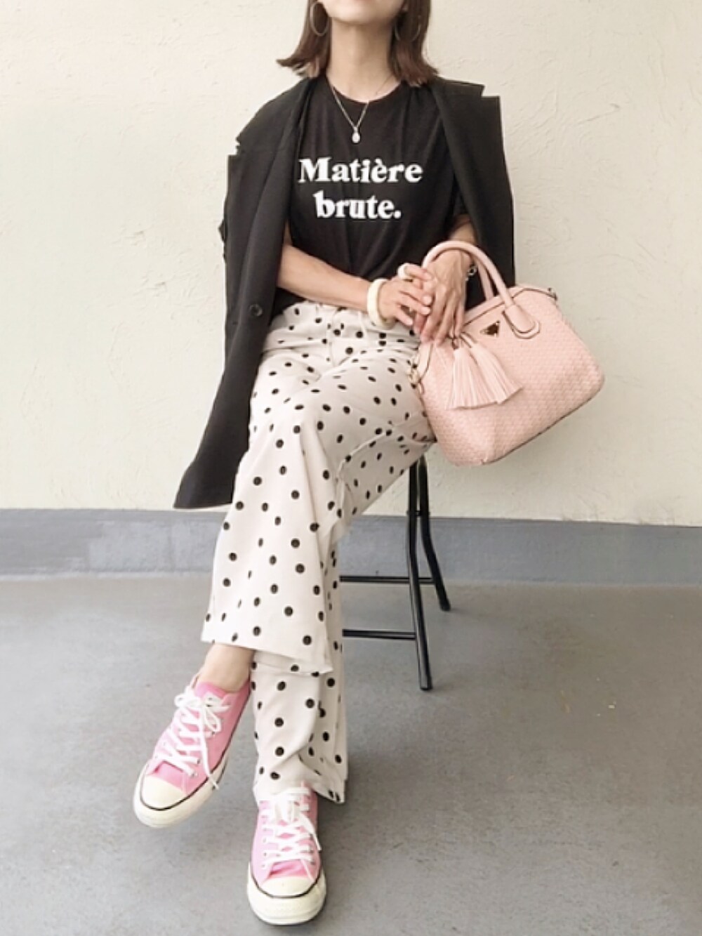 ブラック系のTシャツ/カットソー、ブラック系のシャツ/ブラウス、ピンク系のハンドバッグを着用したレディースの夏コーディネートの2枚目の写真