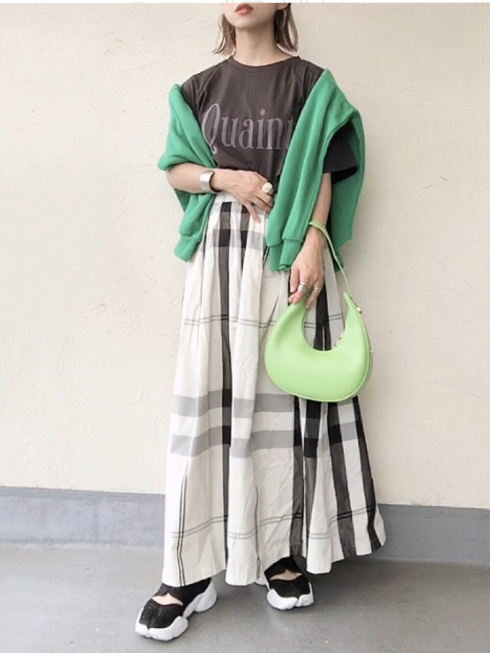 グレー系のTシャツ/カットソー、ホワイト系のスカート、グリーン系のショルダーバッグを着用したレディースの夏コーディネートの3枚目の写真