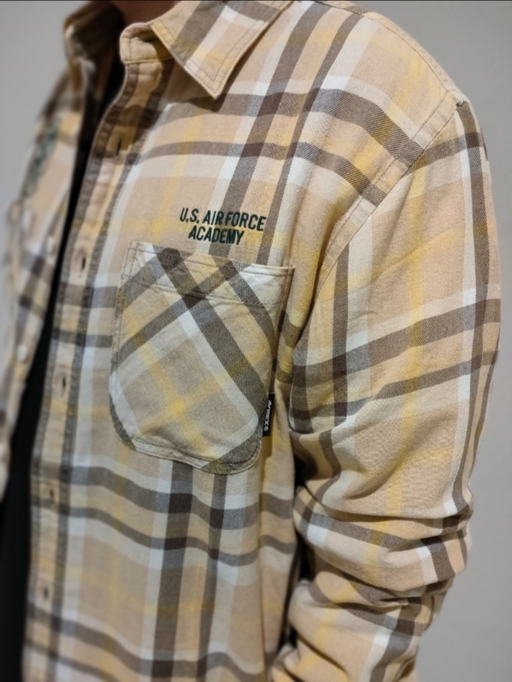 ベージュ系のシャツ/ブラウス、ブラック系のTシャツ/カットソー、グリーン系のカーゴパンツを着用したメンズの冬コーディネートの5枚目の写真