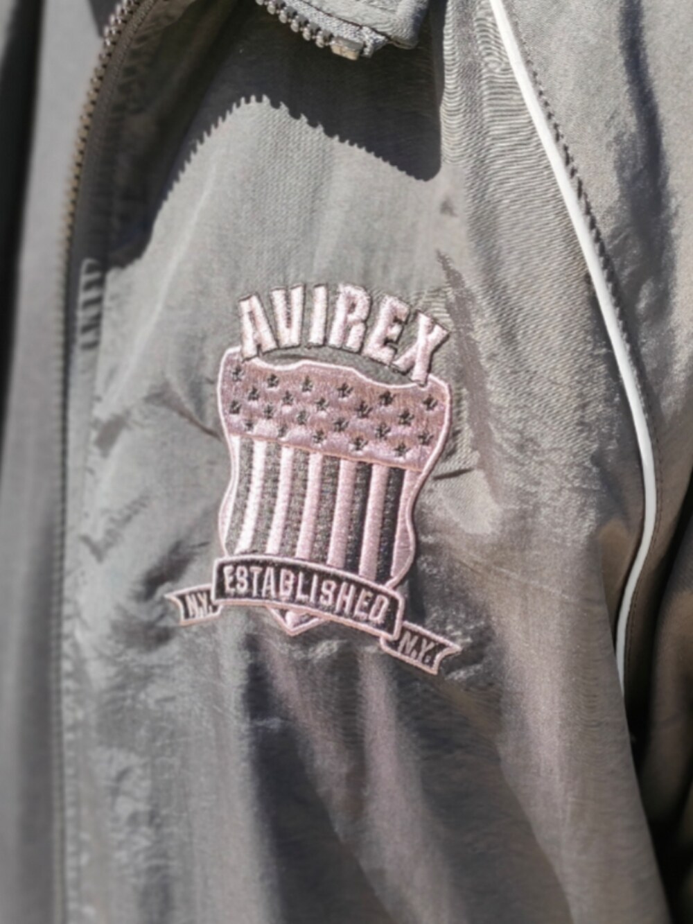 ブラック系のナイロンジャケット、ブラック系のTシャツ/カットソー、ブラック系のその他パンツを着用したメンズの春コーディネートの3枚目の写真