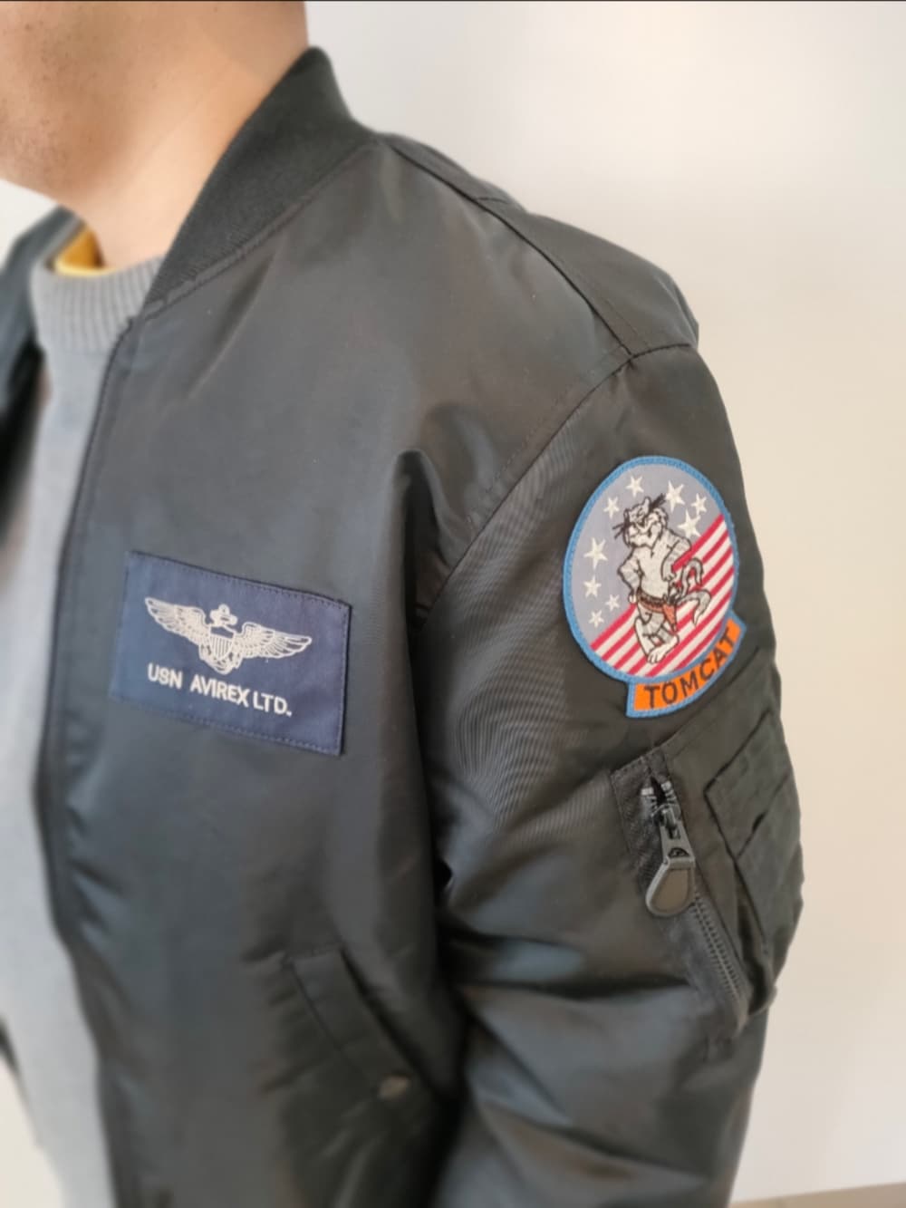 ブラック系のMA-1、その他のニット/セーター、ブルー系のデニムパンツを着用したメンズの冬コーディネートの4枚目の写真