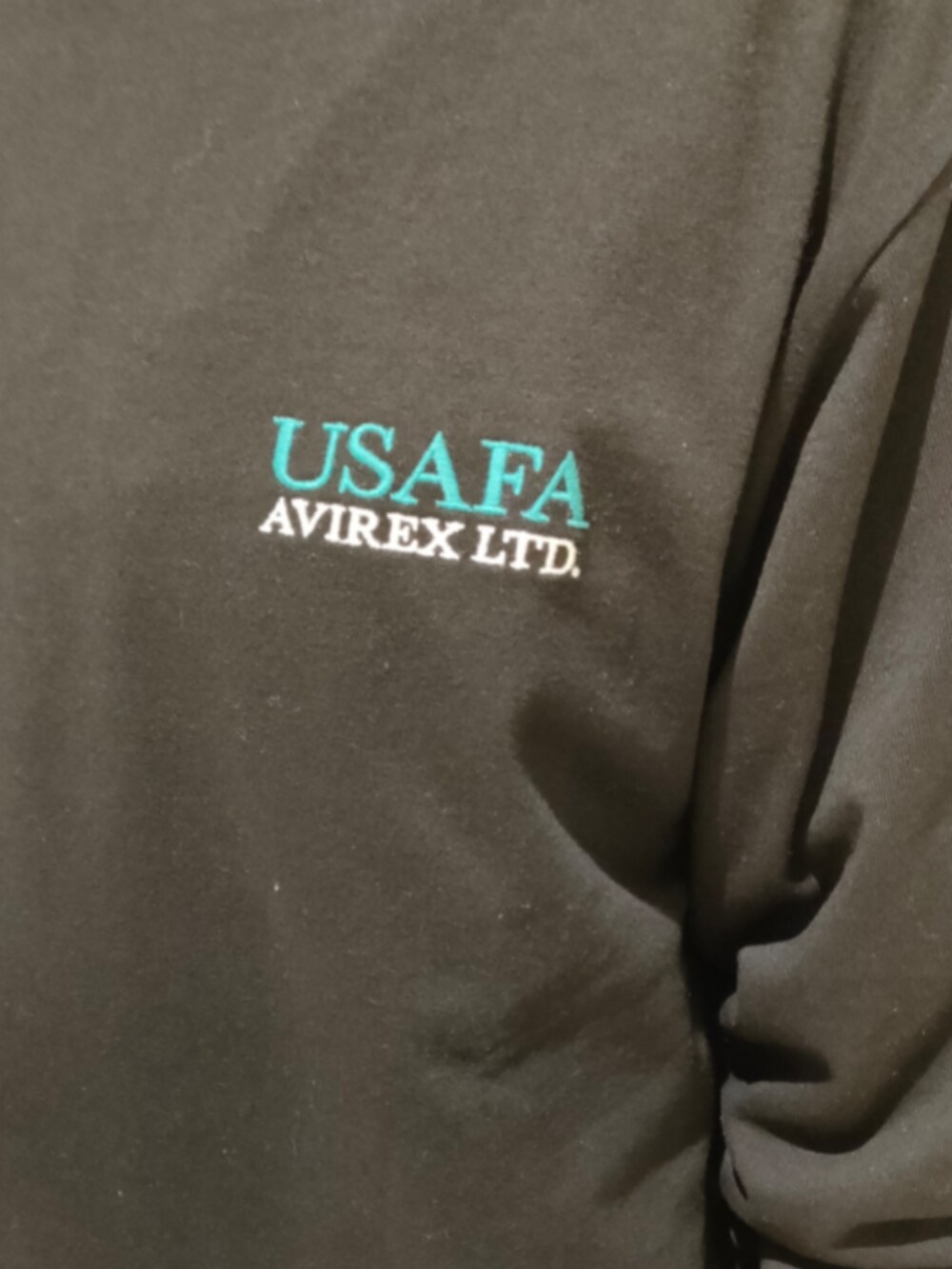 ブラック系のTシャツ/カットソー、グリーン系のカーゴパンツ、ブラック系のキャップを着用したメンズの春コーディネートの4枚目の写真