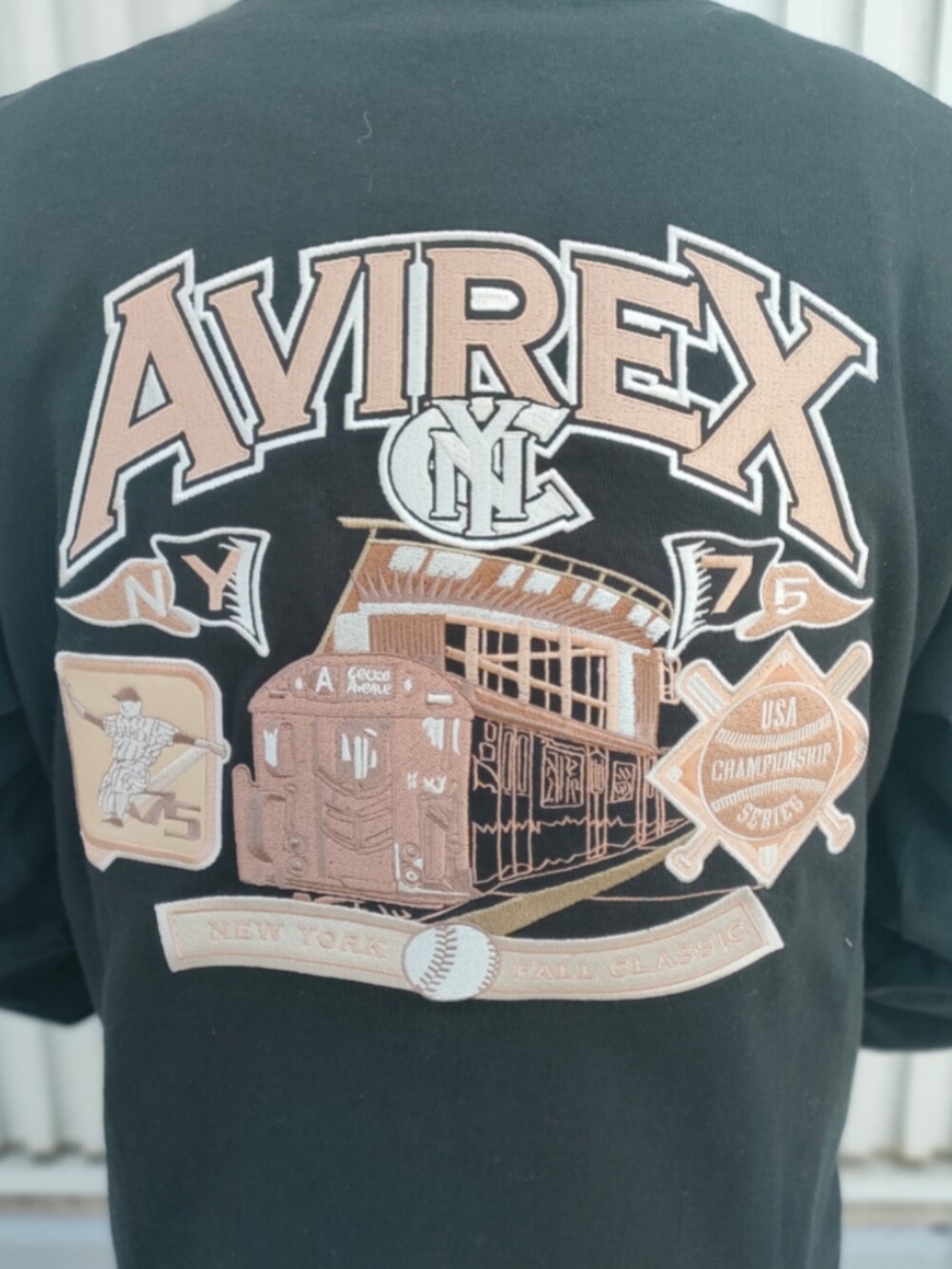 ブラック系のTシャツ/カットソー、グリーン系のカーゴパンツ、ブラック系のキャップを着用したメンズの冬コーディネートの3枚目の写真