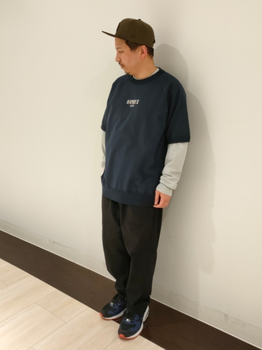 ブルー系のTシャツ/カットソー、ブラック系のチノパンツ、その他のTシャツ/カットソーを着用したメンズの春コーディネートの2枚目の写真