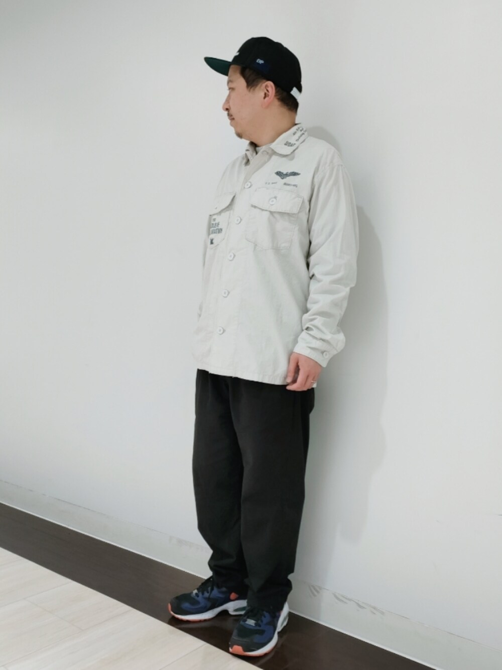 ホワイト系のシャツ/ブラウス、ブラック系のチノパンツ、ブラック系のキャップを着用したメンズの春コーディネートの2枚目の写真