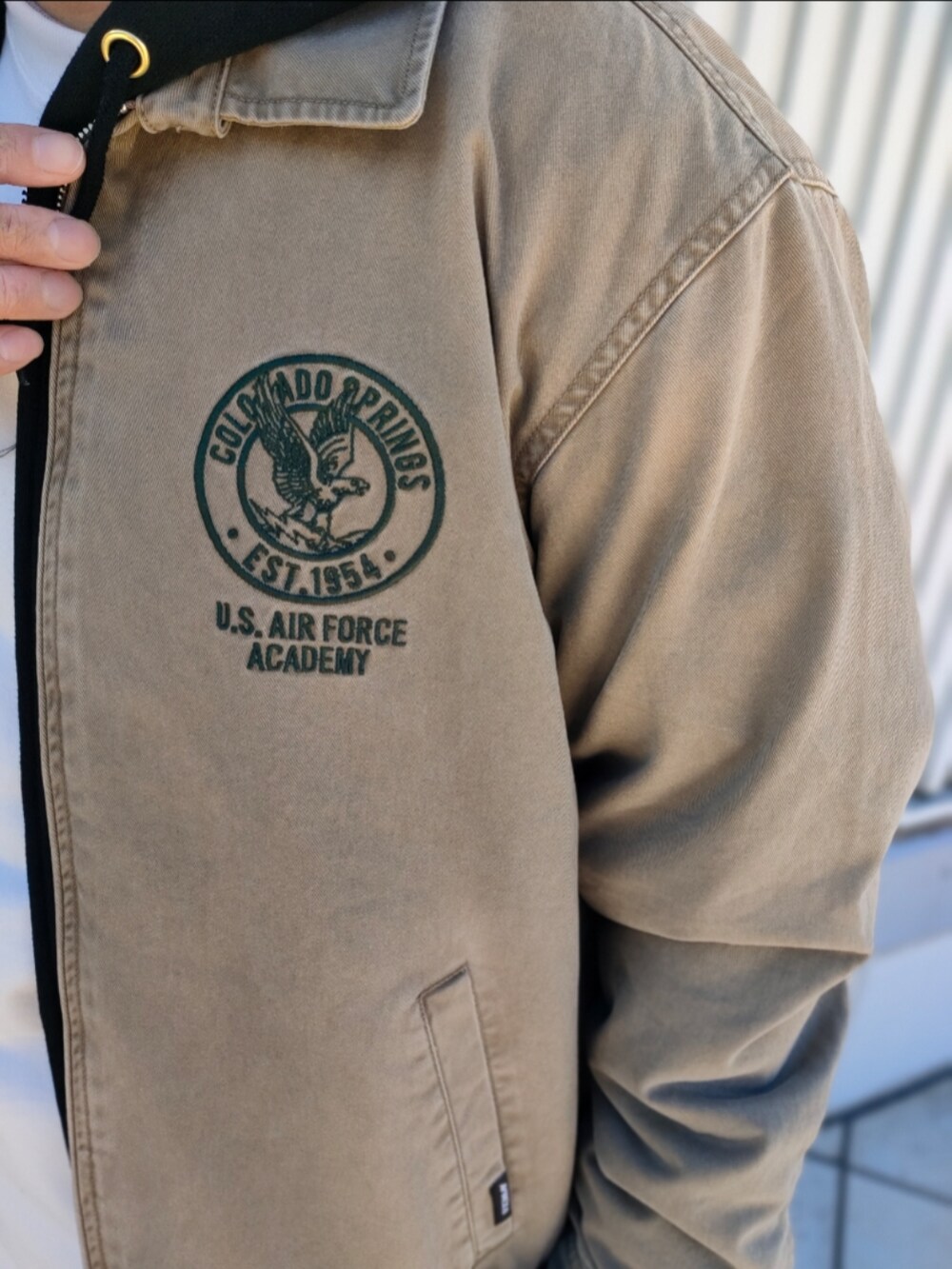 「デニム、ベージュ、キャップ、パーカー、AVIREX、春、ootd、メンズファッション、今日のコーデ、AVIREXBelle」｜「AVIREXのFADE USAF ACADEMY JACKET / フェイド USAF アカデミー ジャケット / AVIREX / アヴィレックス（ブルゾン、グリーン系）」を使った、SUGAYA！さん（メンズ・164cm）の冬コーディネートの4枚目の写真