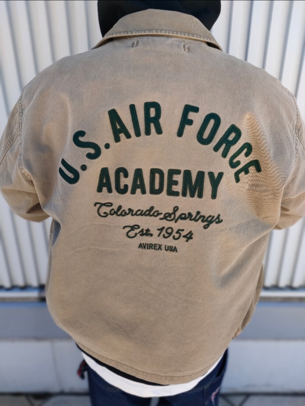 「デニム、ベージュ、キャップ、パーカー、AVIREX、春、ootd、メンズファッション、今日のコーデ、AVIREXBelle」｜「AVIREXのFADE USAF ACADEMY JACKET / フェイド USAF アカデミー ジャケット / AVIREX / アヴィレックス（ブルゾン、グリーン系）」を使った、SUGAYA！さん（メンズ・164cm）の冬コーディネートの3枚目の写真