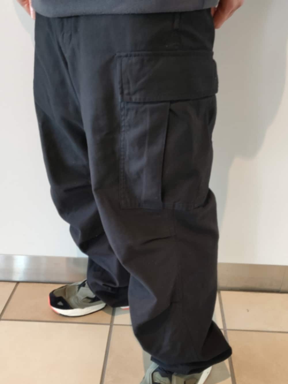 グレー系のMA-1、グレー系のTシャツ/カットソー、ブラック系のカーゴパンツを着用したメンズの冬コーディネートの4枚目の写真