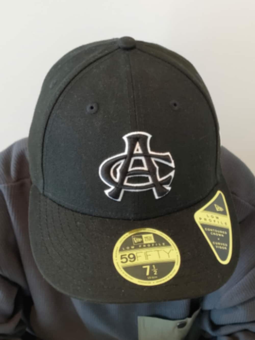 グレー系のMA-1、グレー系のTシャツ/カットソー、ブラック系のカーゴパンツを着用したメンズの冬コーディネートの5枚目の写真