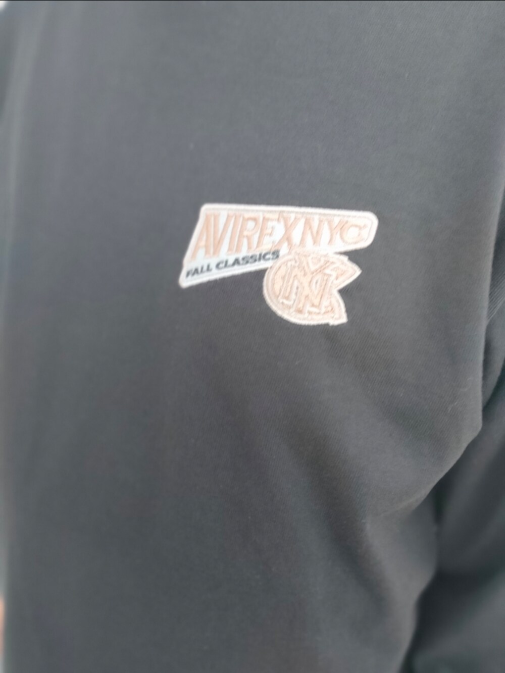 ブラック系のTシャツ/カットソー、グリーン系のカーゴパンツ、ブラック系のキャップを着用したメンズの冬コーディネートの4枚目の写真