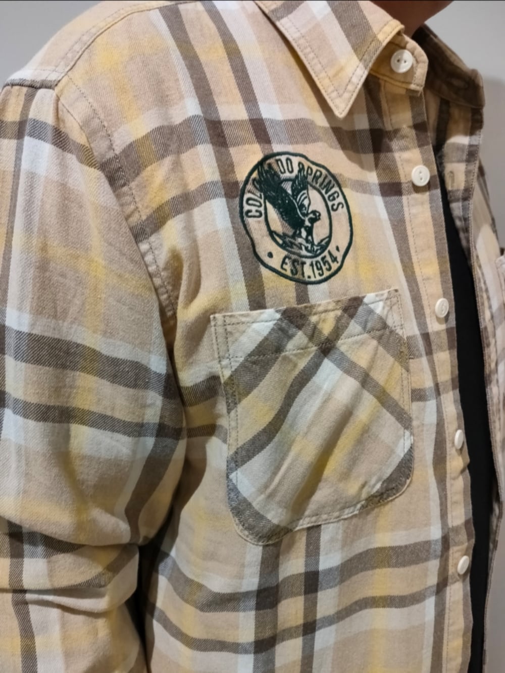 ベージュ系のシャツ/ブラウス、ブラック系のTシャツ/カットソー、グリーン系のカーゴパンツを着用したメンズの冬コーディネートの4枚目の写真