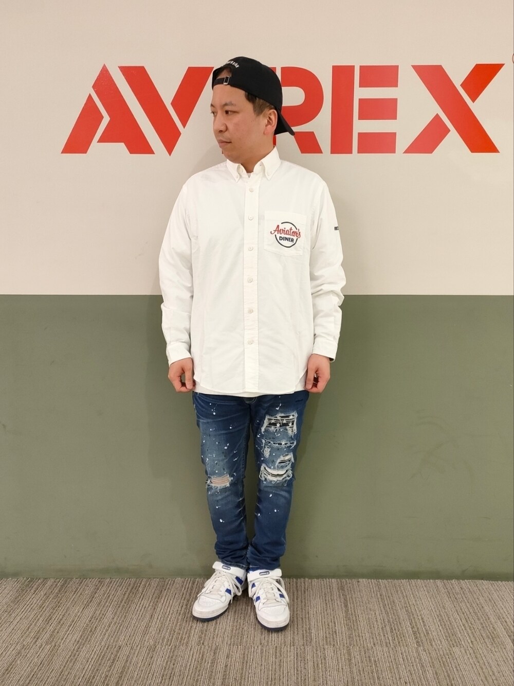 その他のデニムパンツ、ホワイト系のシャツ/ブラウス、ブルー系のキャップを着用したメンズの春コーディネートの2枚目の写真