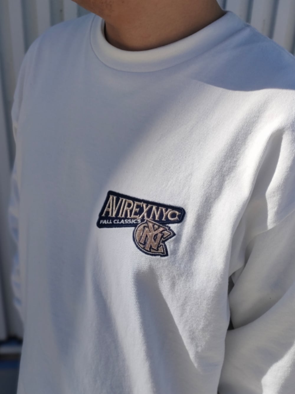 ホワイト系のTシャツ/カットソー、ブラック系のカーゴパンツ、ホワイト系のキャップを着用したメンズの冬コーディネートの4枚目の写真