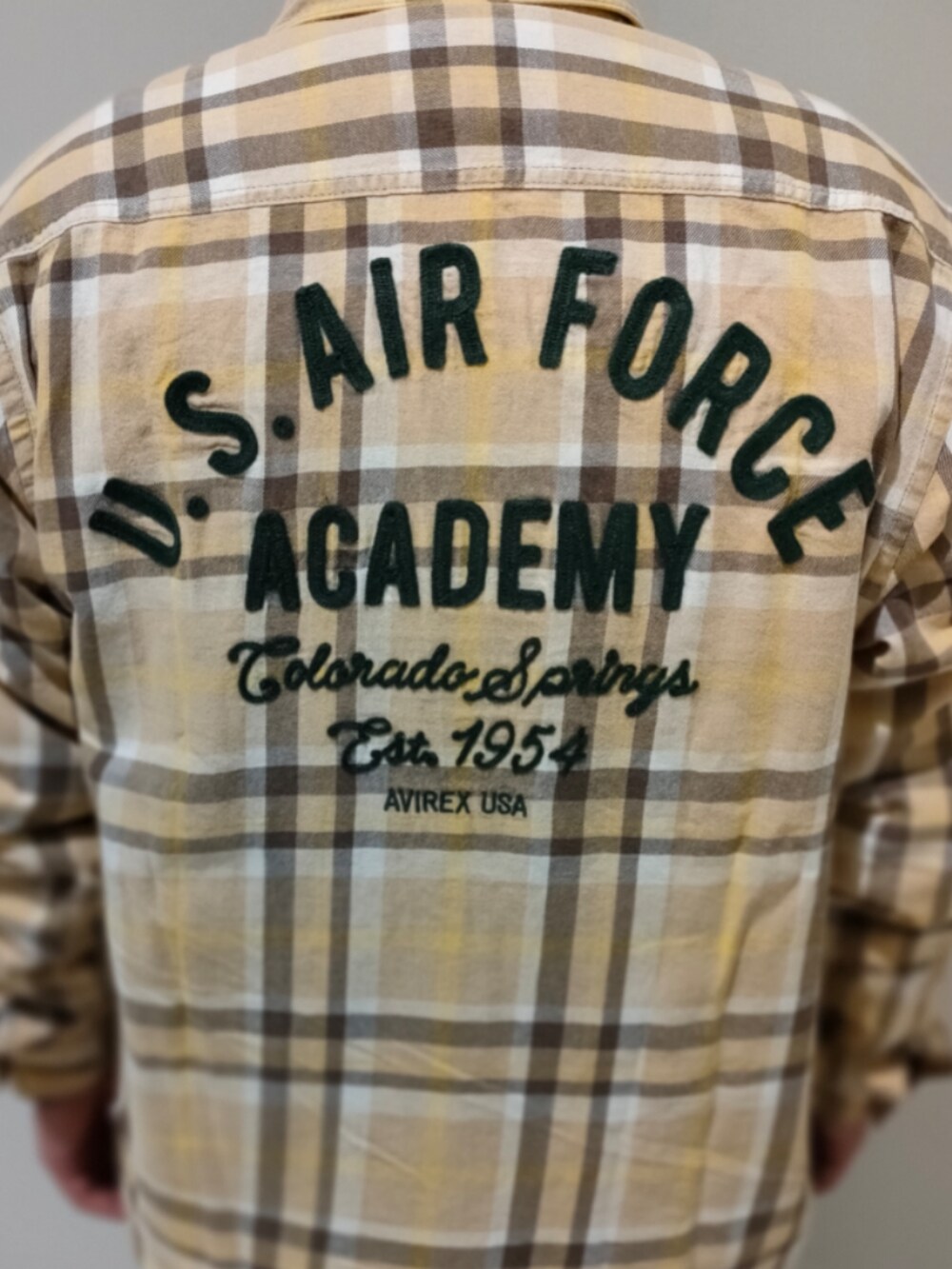 ベージュ系のシャツ/ブラウス、ブラック系のTシャツ/カットソー、グリーン系のカーゴパンツを着用したメンズの冬コーディネートの3枚目の写真