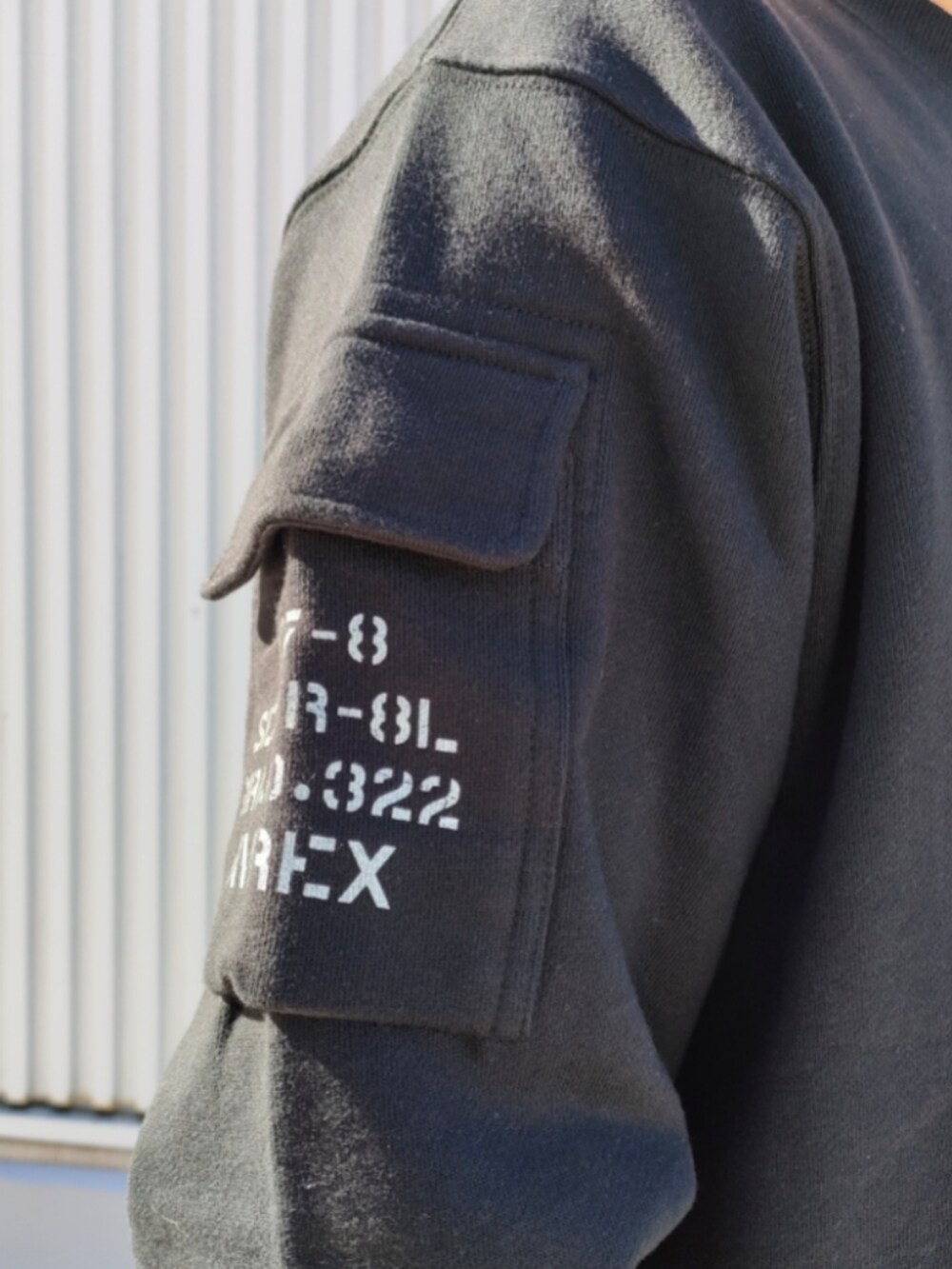 ブラック系のスウェット、ブルー系のデニムパンツ、ブラック系のキャップを着用したメンズの冬コーディネートの5枚目の写真