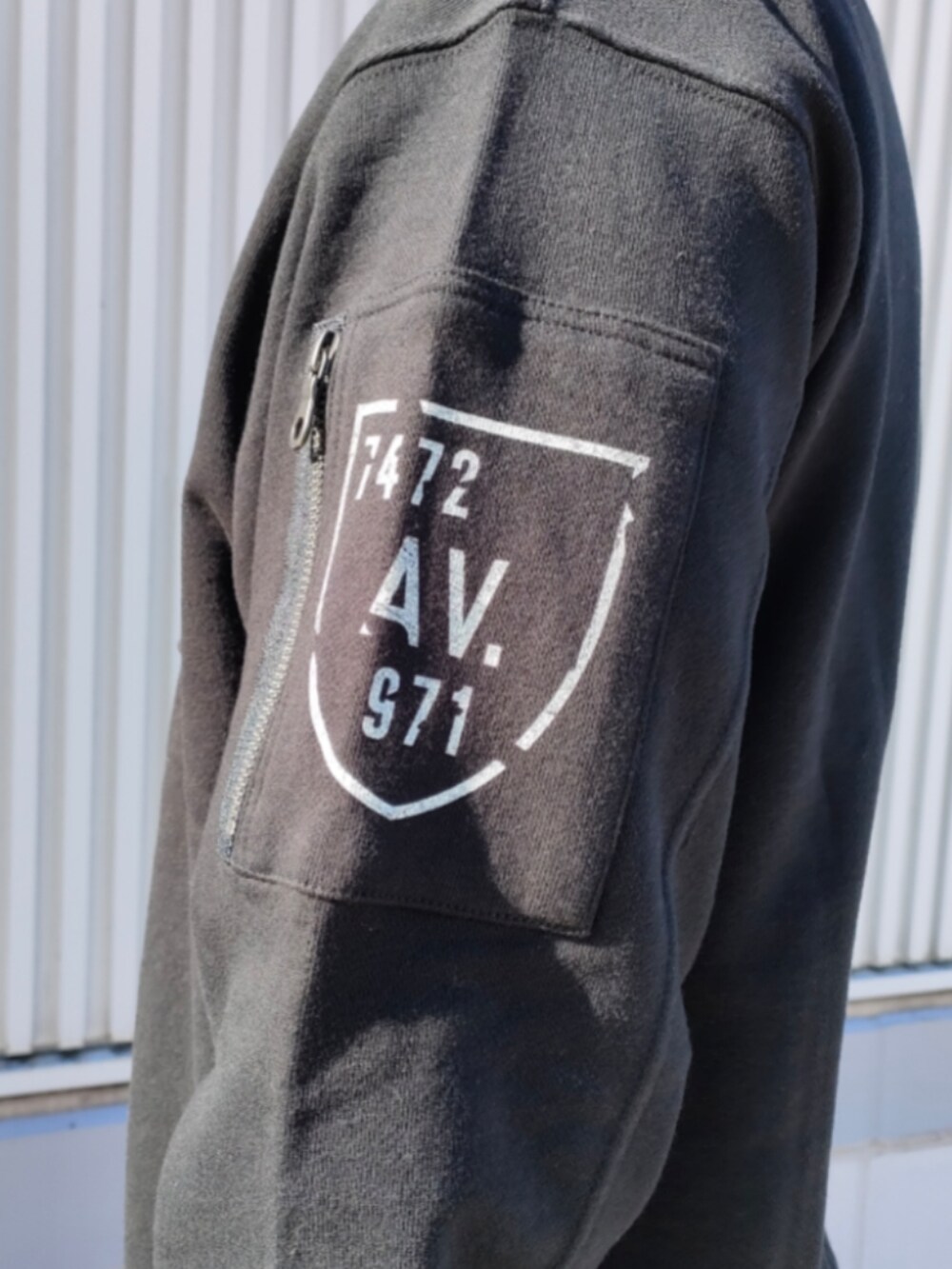 ブラック系のスウェット、ブルー系のデニムパンツ、ブラック系のキャップを着用したメンズの冬コーディネートの4枚目の写真