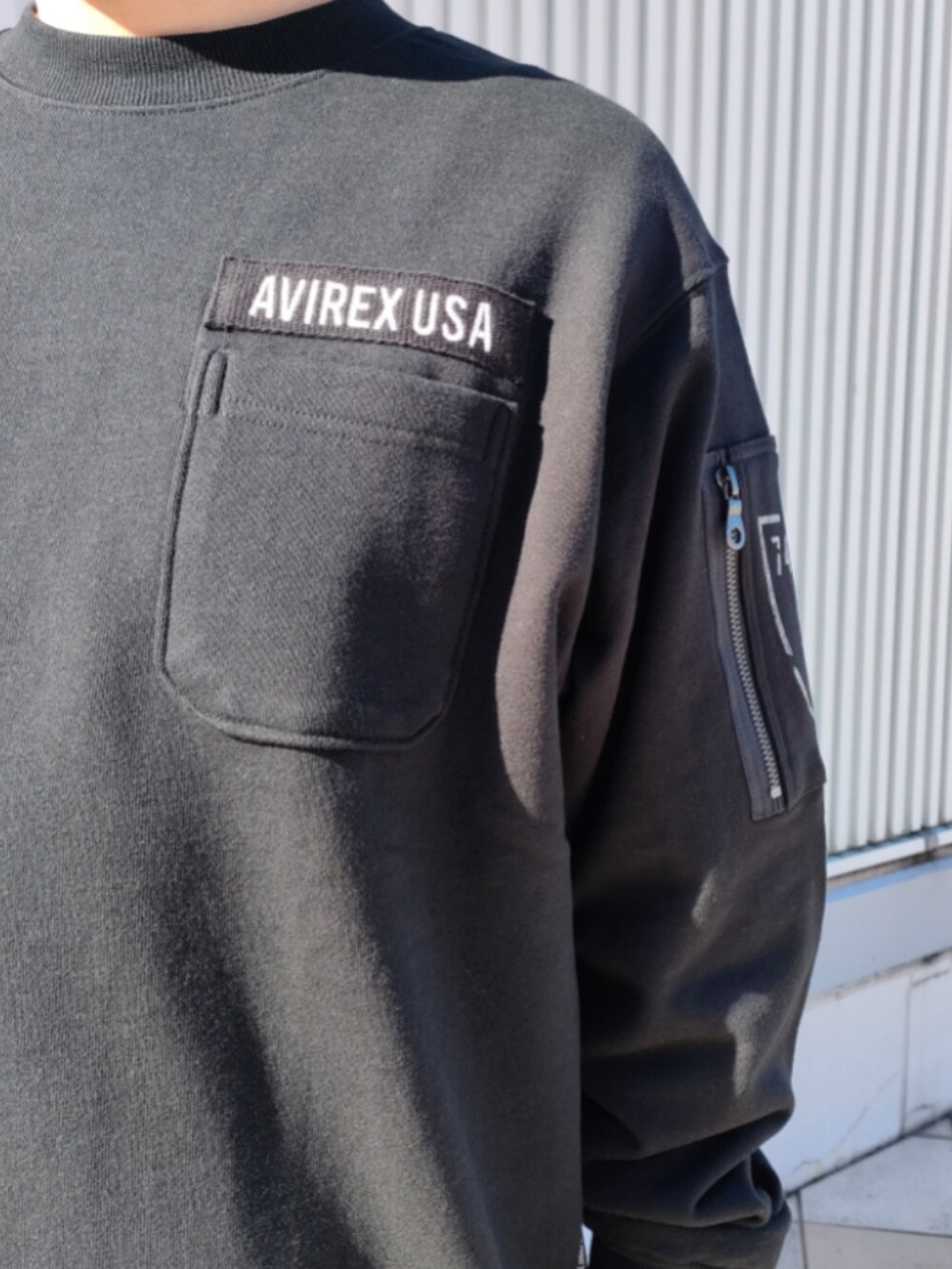 ブラック系のスウェット、ブルー系のデニムパンツ、ブラック系のキャップを着用したメンズの冬コーディネートの3枚目の写真