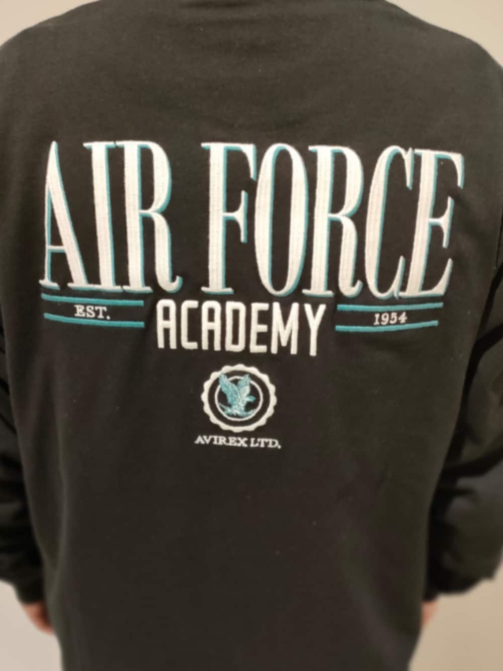 ブラック系のTシャツ/カットソー、グリーン系のカーゴパンツ、ブラック系のキャップを着用したメンズの春コーディネートの3枚目の写真