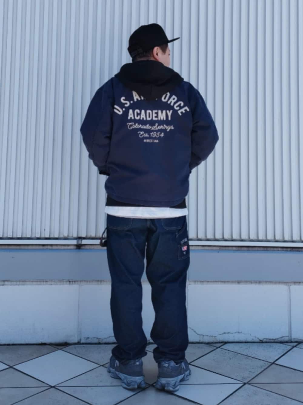 「デニム、キャップ、パーカー、ネイビー、AVIREX、春、ootd、メンズファッション、今日のコーデ、AVIREXBelle」｜「NEW ERAの【×NEW ERA】ACキャップ/9FIFTY SNAP BACK CAP TYPE  AC（キャップ、ブラック系）」を使った、SUGAYA！さん（メンズ・164cm）の冬コーディネートの2枚目の写真