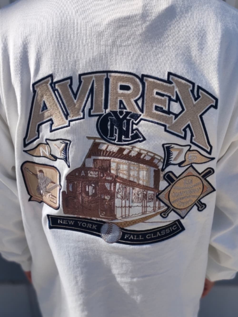 ホワイト系のTシャツ/カットソー、ブラック系のカーゴパンツ、ホワイト系のキャップを着用したメンズの冬コーディネートの3枚目の写真