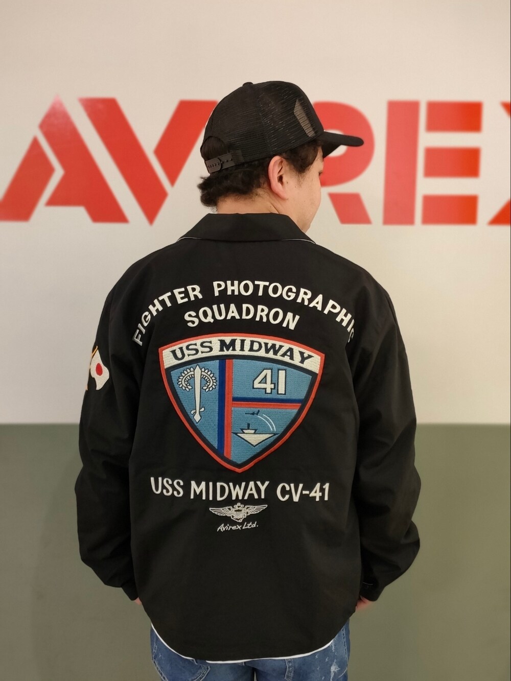 その他のスカジャン、その他のデニムパンツ、ブラック系のキャップを着用したメンズの春コーディネートの2枚目の写真