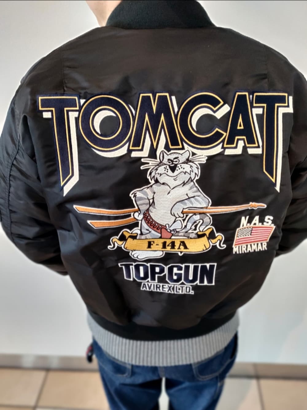 ブラック系のMA-1、その他のニット/セーター、ブルー系のデニムパンツを着用したメンズの冬コーディネートの5枚目の写真