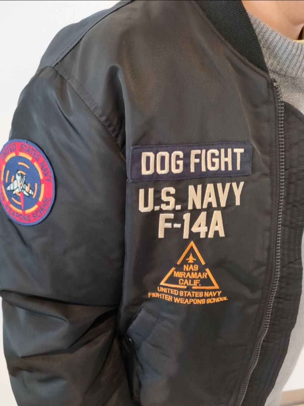 ブラック系のMA-1、その他のニット/セーター、ブルー系のデニムパンツを着用したメンズの冬コーディネートの3枚目の写真